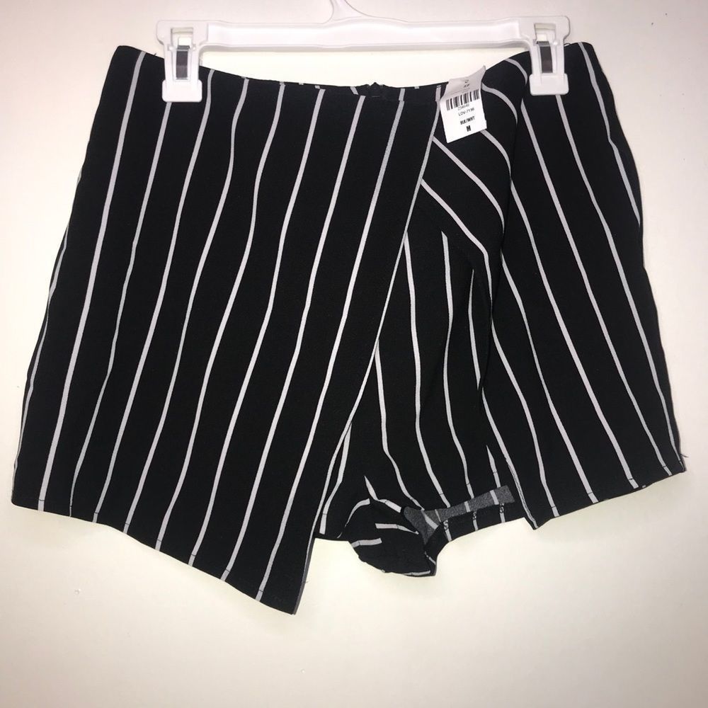 NWT LF black with stripes skort size M